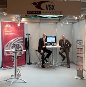 Die Firmengründer Hanns-Henrik Vogel (rechts) und Jens-Uwe Vogel, hier auf dem Pump Users International Forum 2012 in Düsseldorf, freuen sich über den langjährigen Erfolg ihrer Softwarelösung für die Pumpenindustrie. (Foto: VSX) 