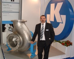 Frank Hofer from Klaus Union next to the world's largest magnetic pump type p SLM NV