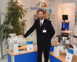 Sulzer s Global Marketing Manager Redvers Paley mit Pumpen der OH Produktfamilie