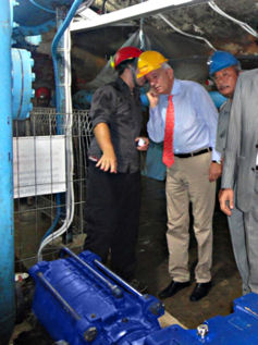 Botschafter besucht unterirdische Wasserkraftanlage