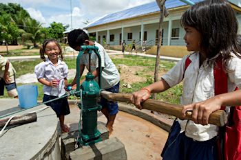 Weltwassertag am 22. März 2013: BWT schenkt Familien in Kambodscha Zugang zu sauberem Trinkwasser