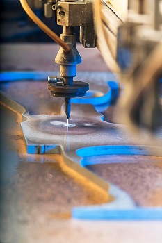 Neue Hochdruckpumpe zum Wasserstrahlschneiden vereint hohe Effizienz und geringen Platzverbrauch