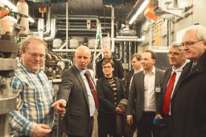 EU-Parlamentarier inspiziert neuen Pumpenprüfraum