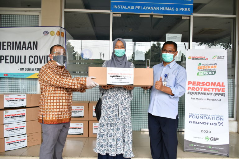 Die Grundfos Foundation spendet Geld an Aksi Cepat Tanggap, um die Sicherheit des indonesischen Gesundheitspersonals zu gewährleisten