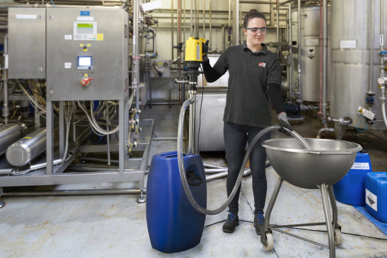 Pompe à vis excentrique pour vider les liquides visqueux des conteneurs à col étroit