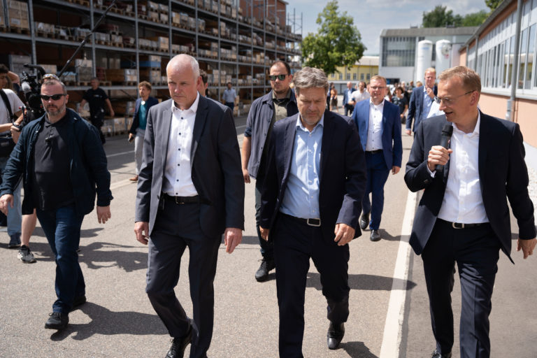 Habeck lobt Digitalisierung und KI im Maschinenbau bei Besuch des Flender-Standorts Penig