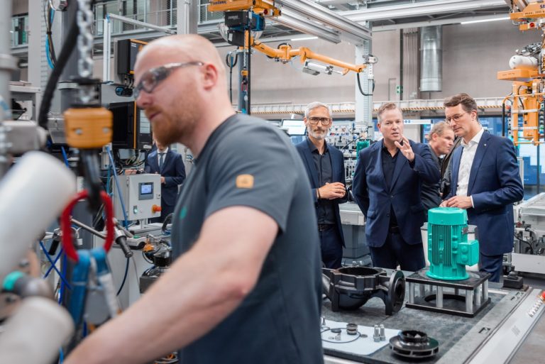 NRW-Ministerpräsident Hendrik Wüst im Gespräch mit Wilo-CEO Oliver Hermes