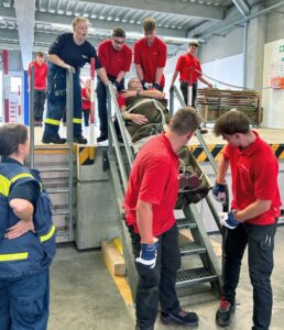 Auszubildende von Pfeiffer Vacuum beim THW in Wetzlar