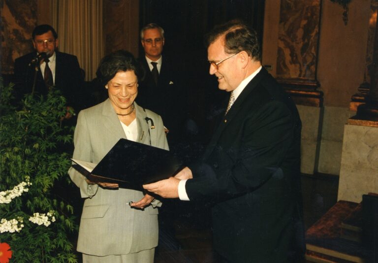 Zum 100. Geburtstag von Dorothee Bürkert: Im Mittelpunkt der Mensch